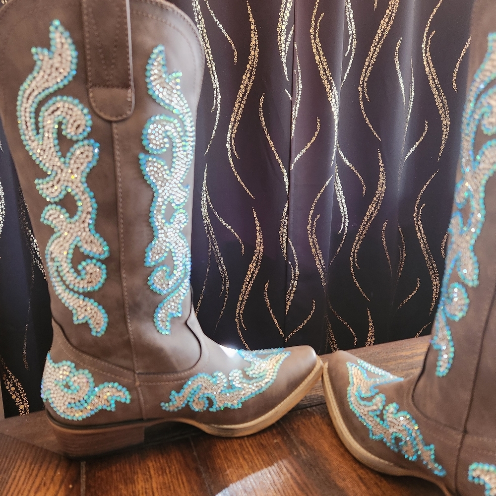 Cowgirl boots. Cowboy boots. Womens size 8.